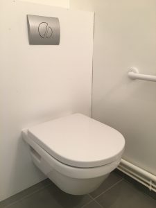 Comment installer des WC à poser ?