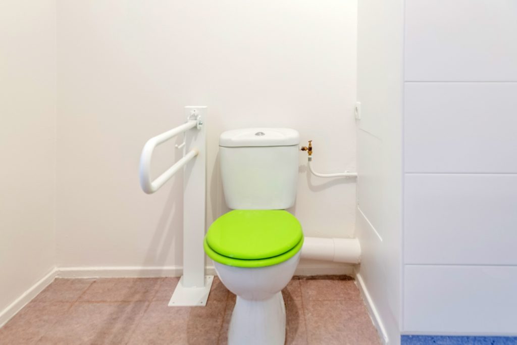 Un siège incliné pour rester moins longtemps aux toilettes